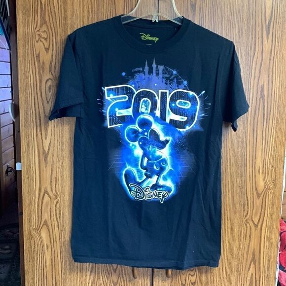 🔥5/20🔥 Disney 2019 Micky T Shirt Sz S - Picture 1 of 6